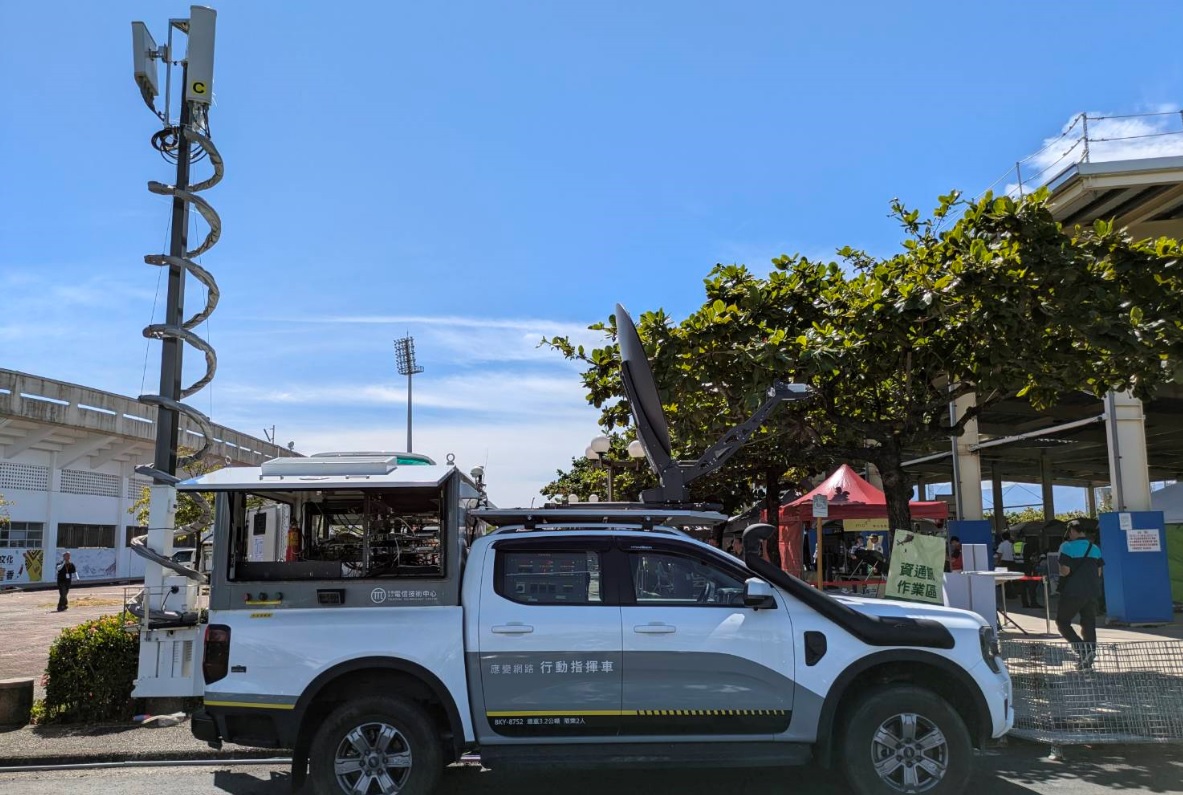 數發部調度衛星行動基地臺車進駐災區，有效支援災區通訊，展現通訊韌性成果。（數發部提供）