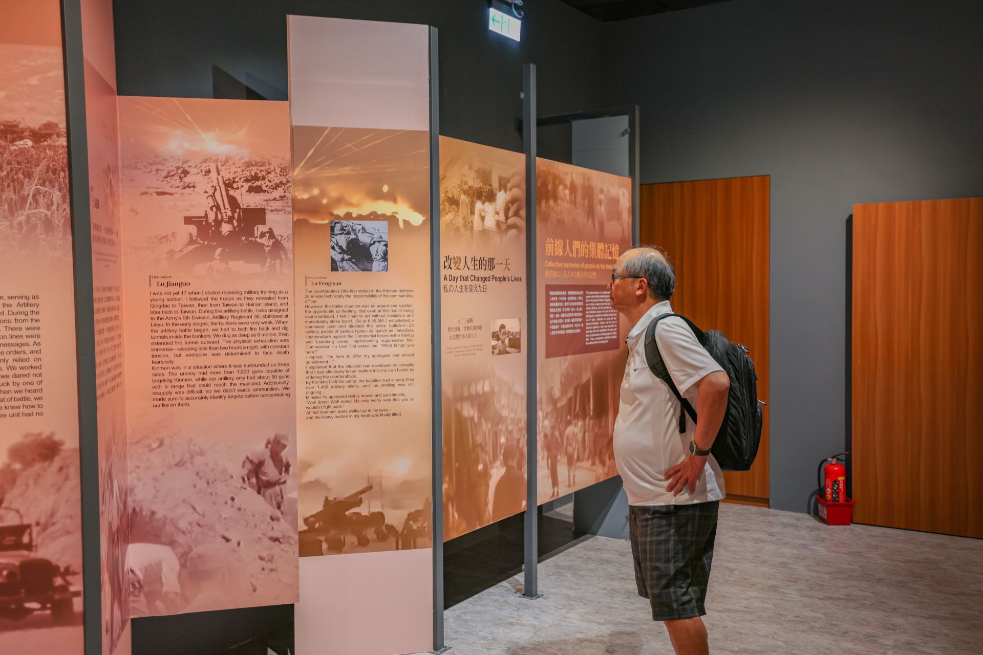 在「前線人們的集體記憶」展區，納入前線官兵、居民、遺孀與記者等多元視角，完整呈現戰役背後的歷史脈絡。（記者王子昌攝）