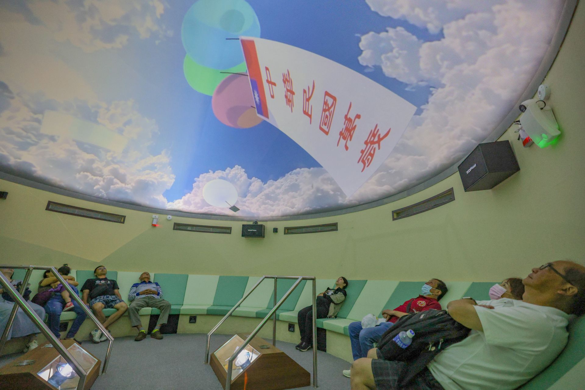  戰史館重新打造「天空劇場」視聽空間，透過穹幕投影系統與仰躺式座椅，讓旅客身歷其境地體驗「八二三戰役」期間的金門天空。（記者王子昌攝）