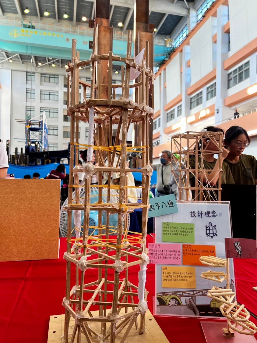 陸軍官校模型重心穩固，最終順利通過地震模擬測試，榮獲「耐震獎」。（陸軍官校提供）