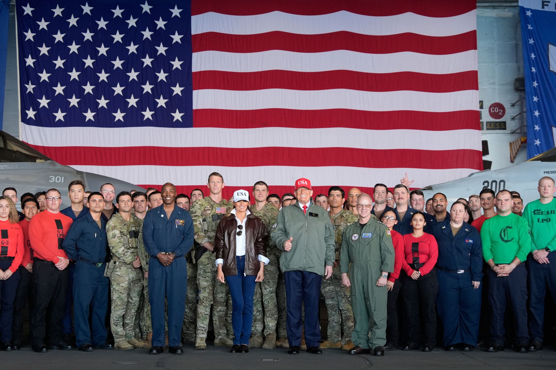 川普在「布希號」機庫甲板上，與F-35C、F/A-18E戰機級艦組員合影。（達志影像／美聯社）