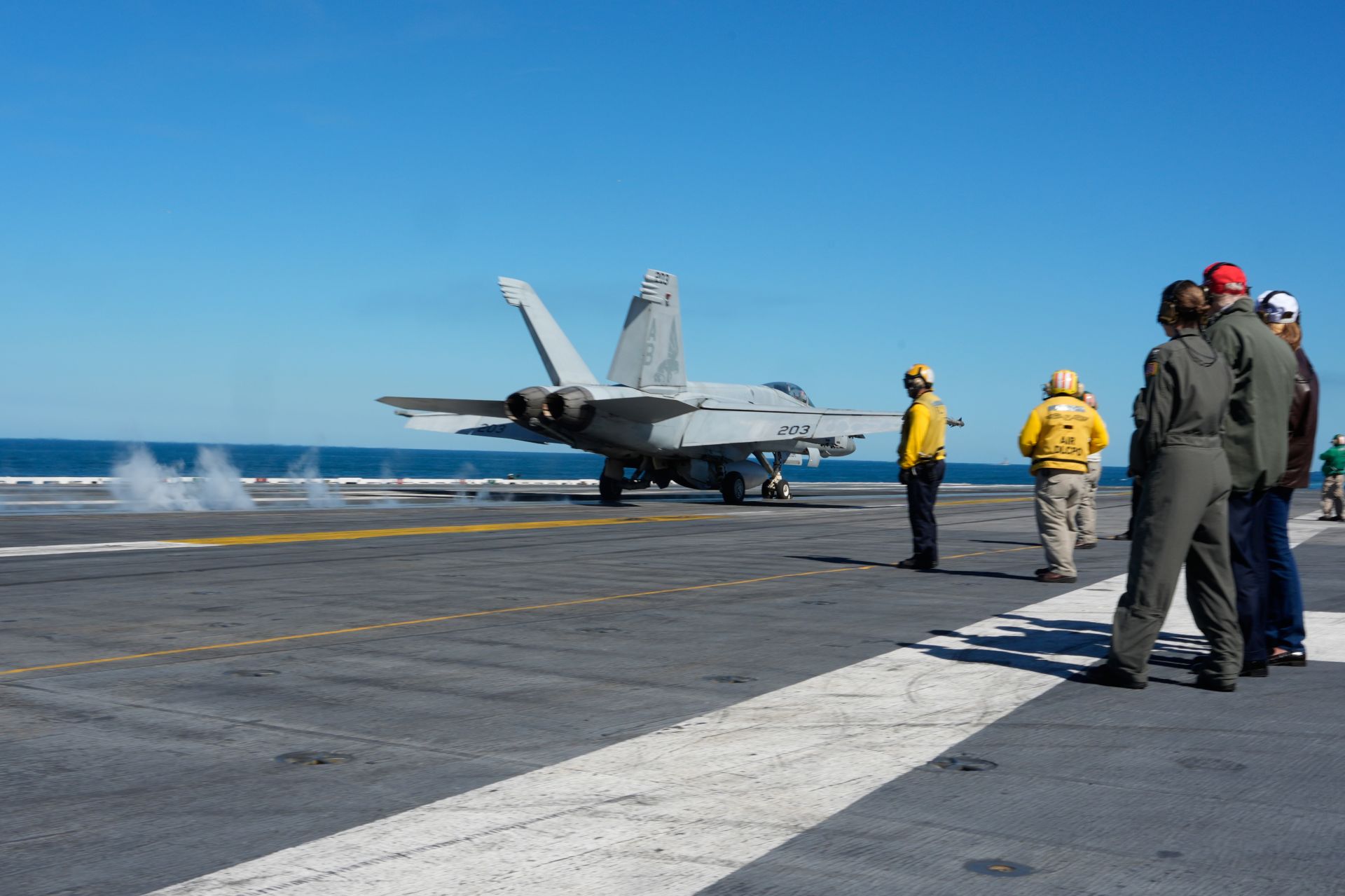 川普近距離視導F/A-18E戰機彈射起飛，見證美軍壯盛軍容。（達志影像／美聯社）