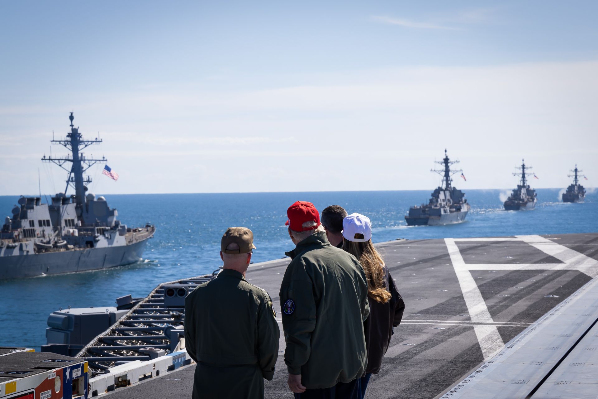 川普登上航艦「布希號」，視導神盾驅逐艦發射防空飛彈。（達志影像／美聯社）