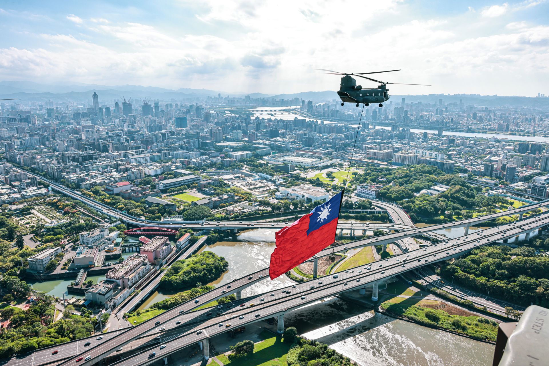 114年國慶大會昨日進行首次全兵力預演，包含CH-47SD運輸直升機吊掛巨幅國旗編隊通過臺北市、AJT勇鷹高級教練機施放彩煙通過總統府上空等，展現戮力整備成果與穩健飛行默契；此外，國防部聯合樂隊暨三軍儀隊也進行樂曲搭配槍法與隊形變換練習，為正式操演做足萬全準備。（記者謝承宏攝）