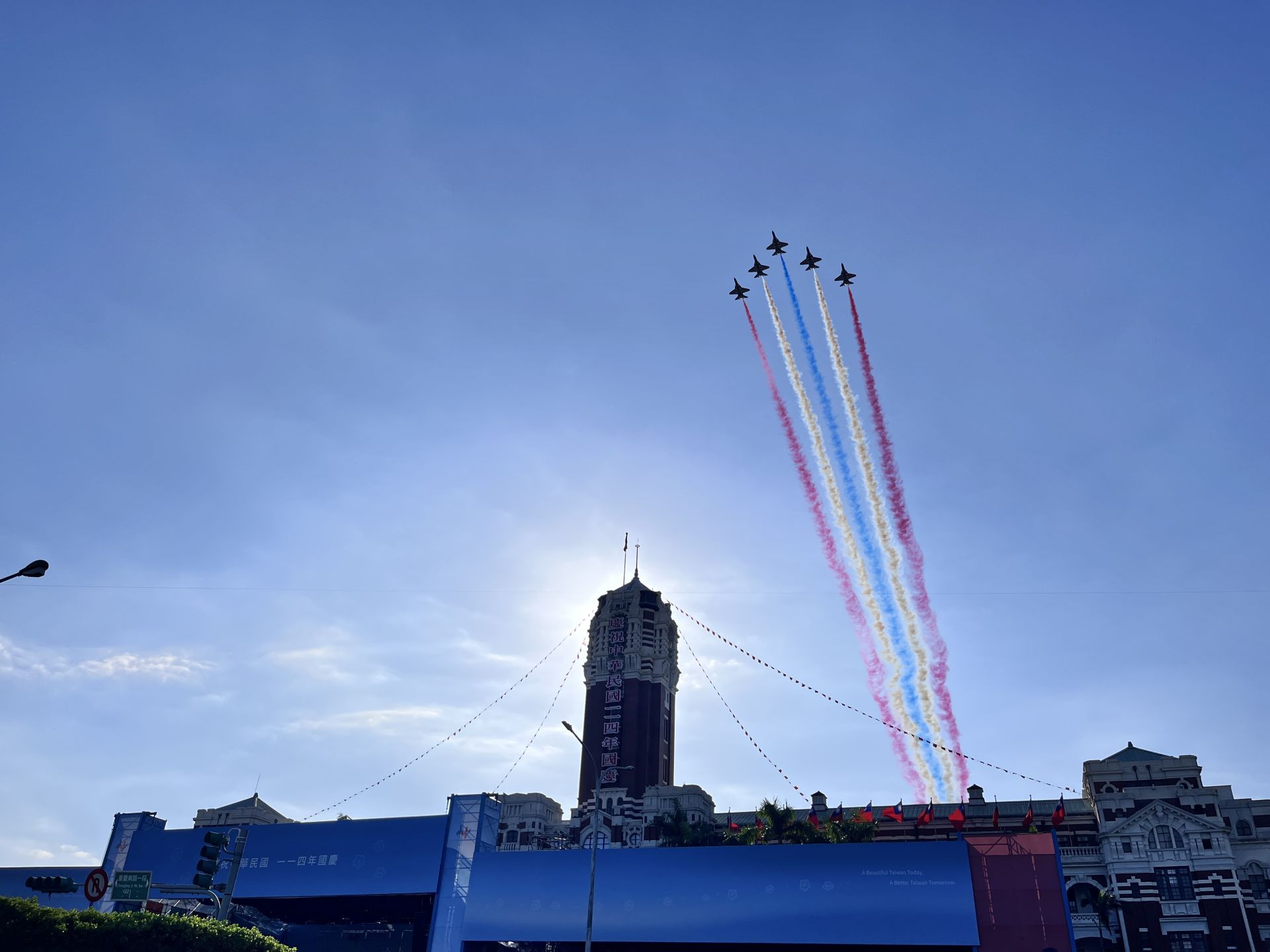 114年國慶大會昨日進行首次全兵力預演，包含CH-47SD運輸直升機吊掛巨幅國旗編隊通過臺北市、AJT勇鷹高級教練機施放彩煙通過總統府上空等，展現戮力整備成果與穩健飛行默契；此外，國防部聯合樂隊暨三軍儀隊也進行樂曲搭配槍法與隊形變換練習，為正式操演做足萬全準備。（記者陳彥陵攝）
