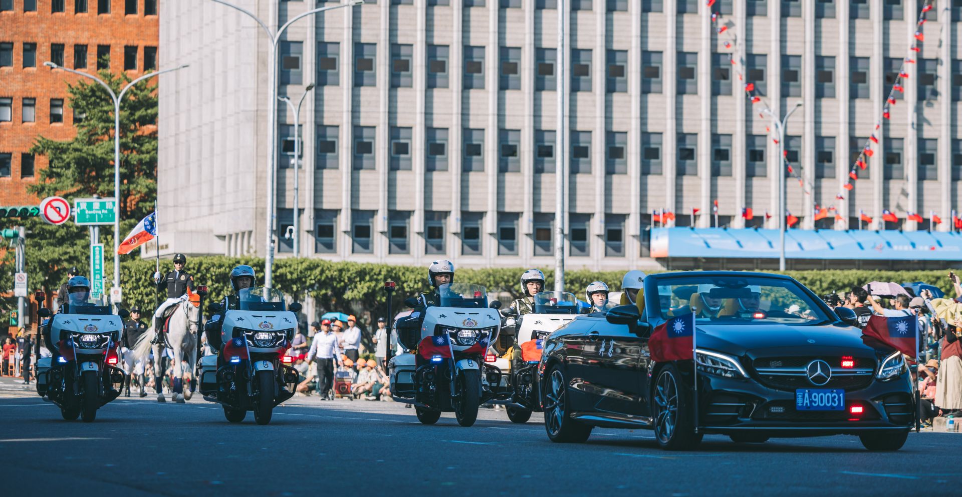 憲兵快速反應連官兵駕駛「印地安挑戰者」穩定整齊的引導世大運、成都世運代表隊等英雄車隊進場。（記者陳彥陵攝）