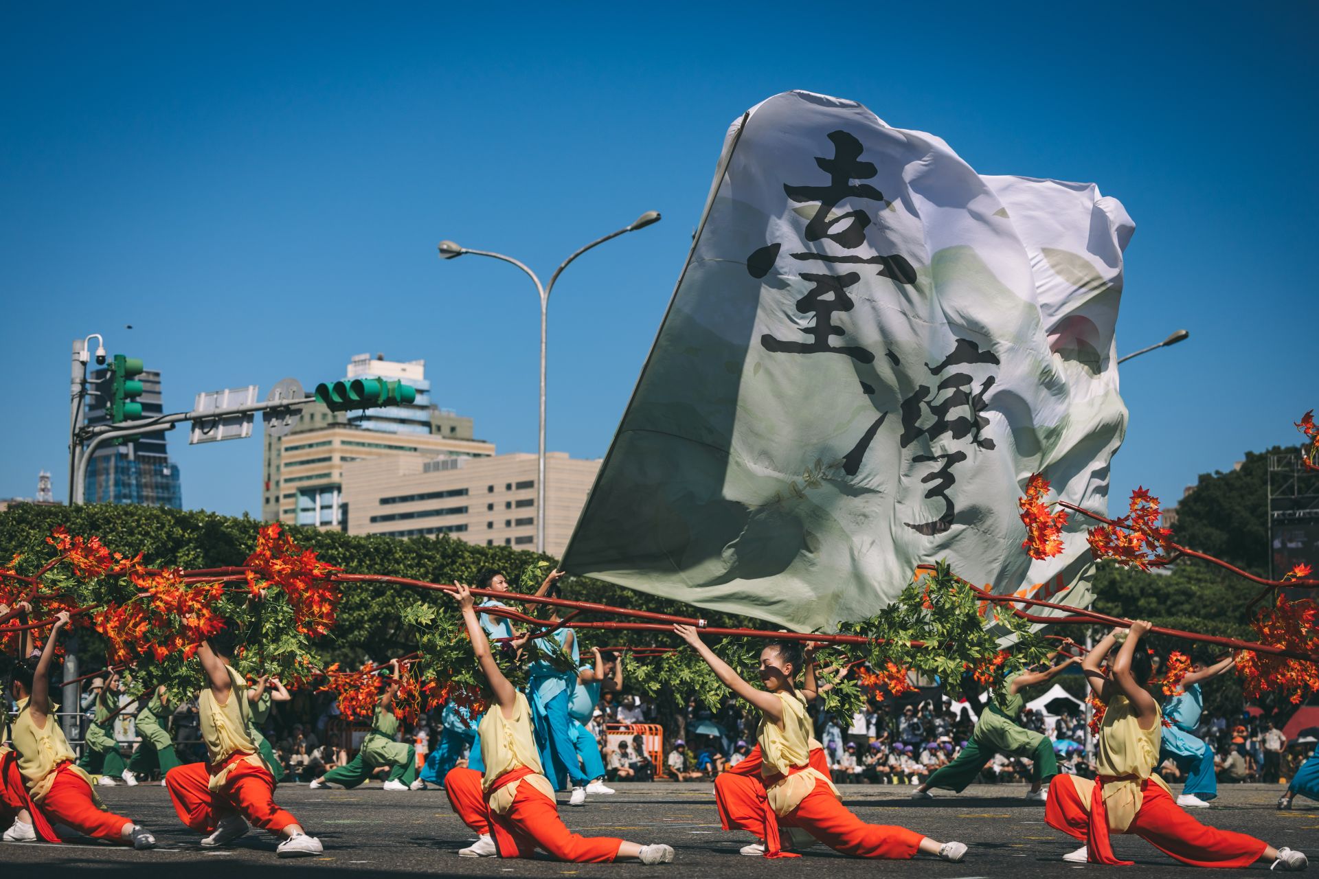 新民高中帶來《綻放島嶼 福爾摩沙》舞蹈表演，充滿生機與活力。（記者陳彥陵攝）
