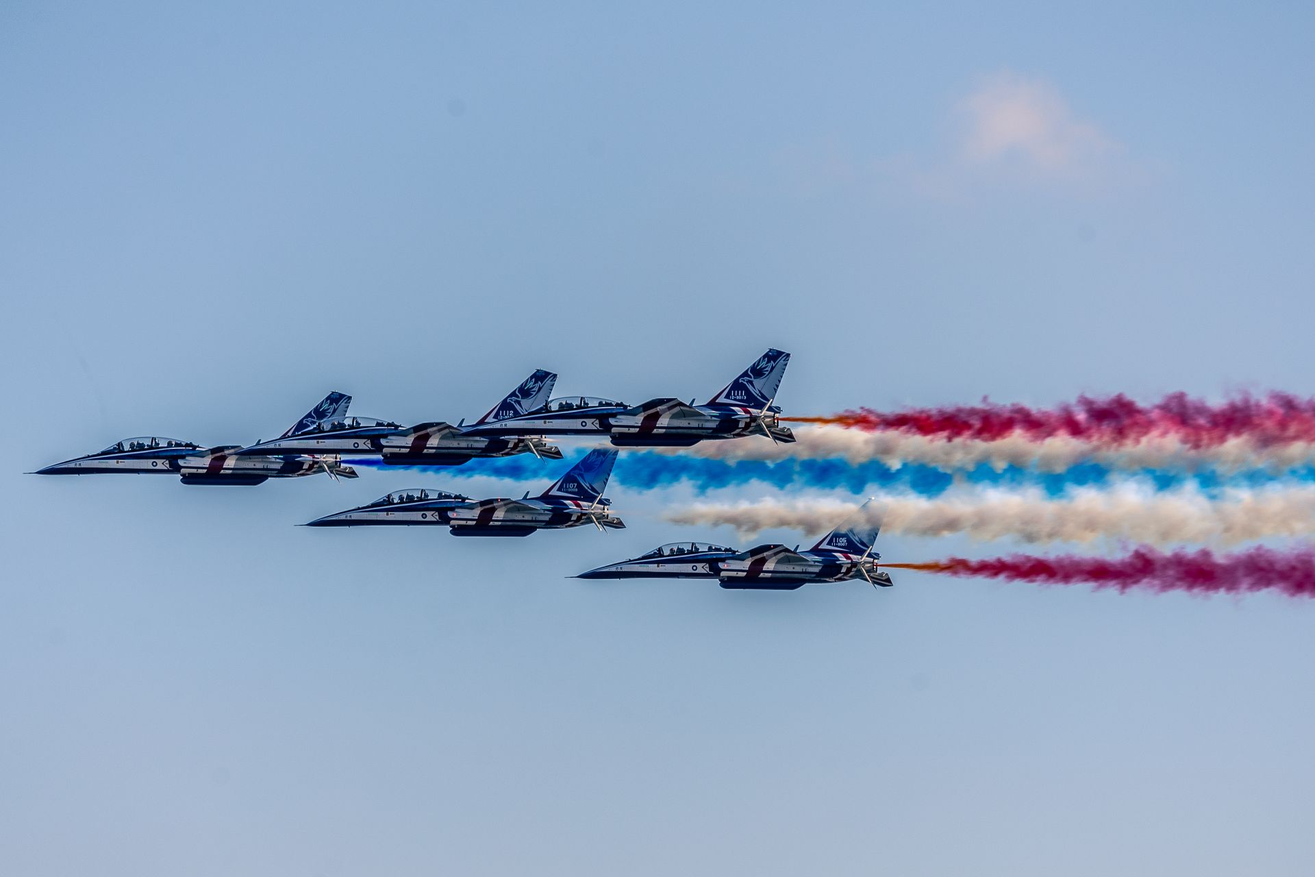  雷虎小組駕駛勇鷹高教機5機編隊施放紅、白、藍3色彩煙，在空中劃出美麗的軌跡。（記者葉軒瑜攝）