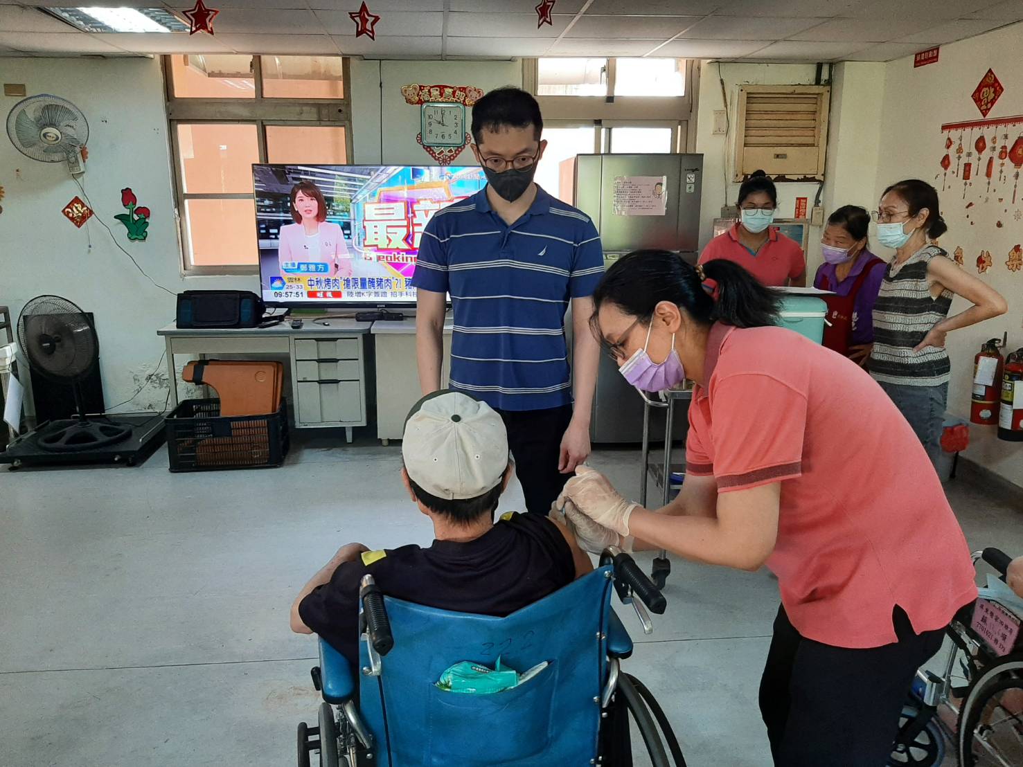 護理師協助注射疫苗，並提供衛教服務。（屏東榮家提供）