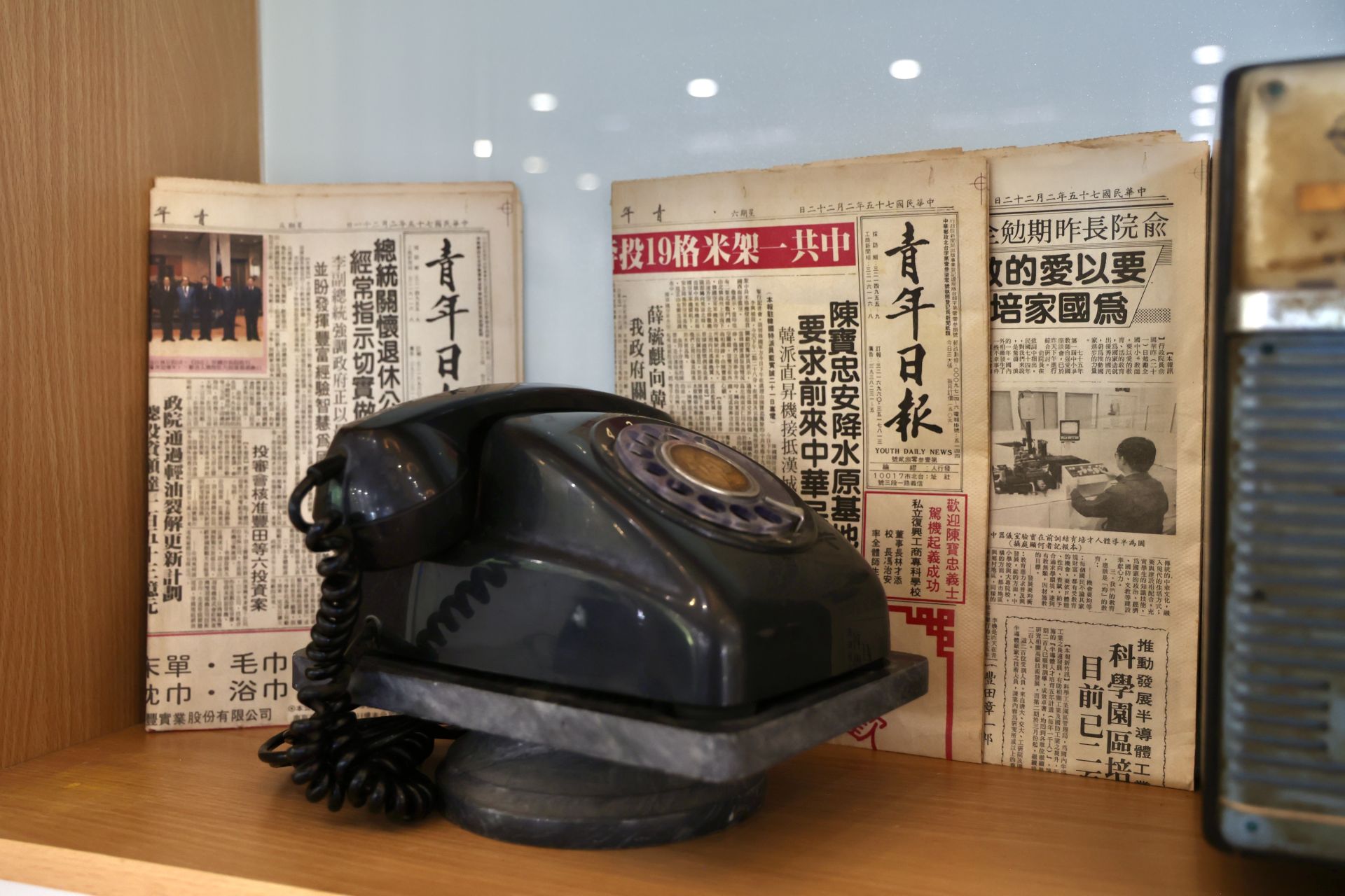 「眷村拾舊」將眷村生活用品、刊物等元素陳列於展區，重拾往日情懷。（記者葉軒瑜攝）