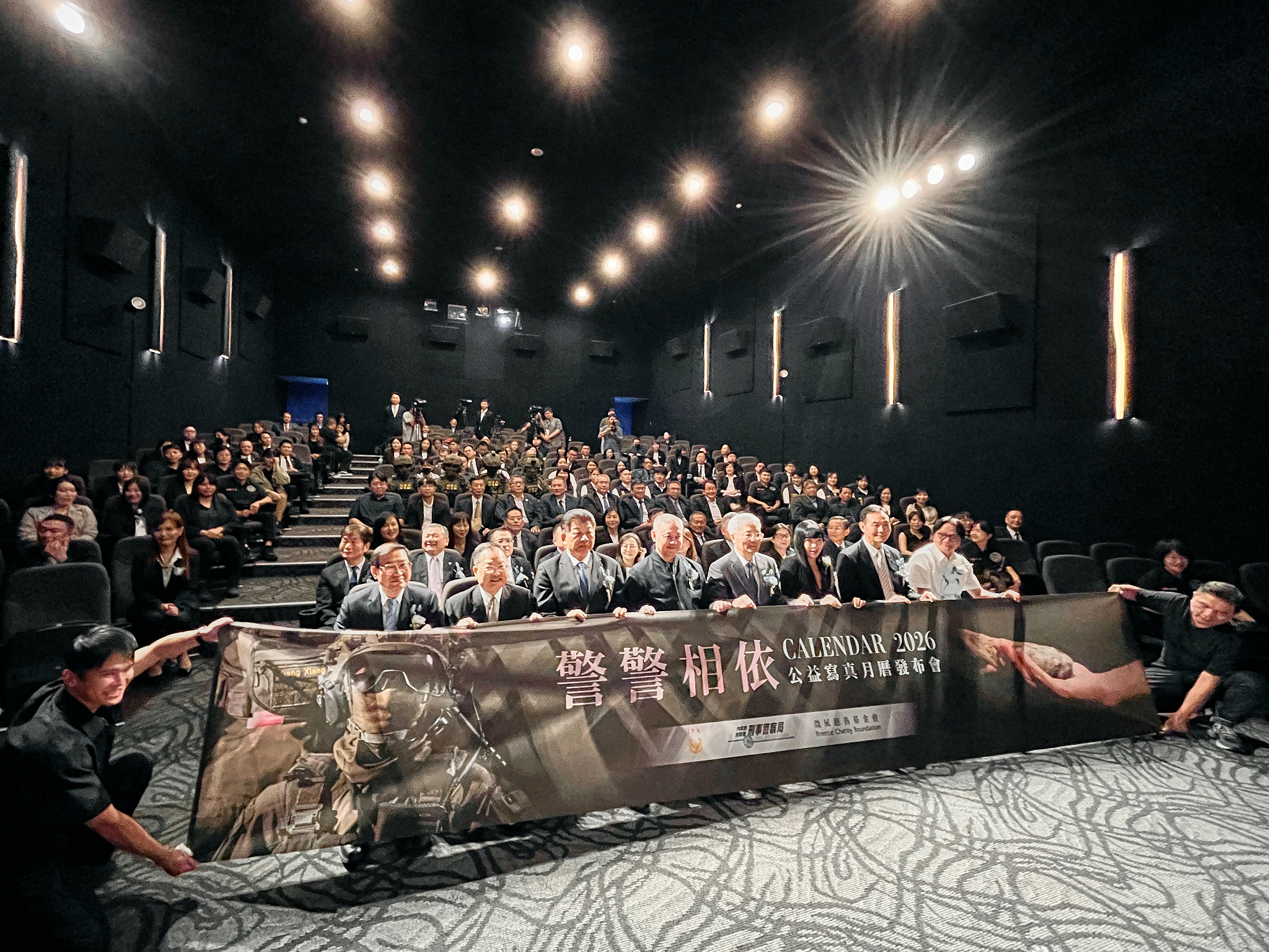 內政部警政署刑事警察局與財團法人微風慈善基金會、中華民國國際刑警之友協會攜手推出《2026公益寫真月曆》。（記者古可絜攝）