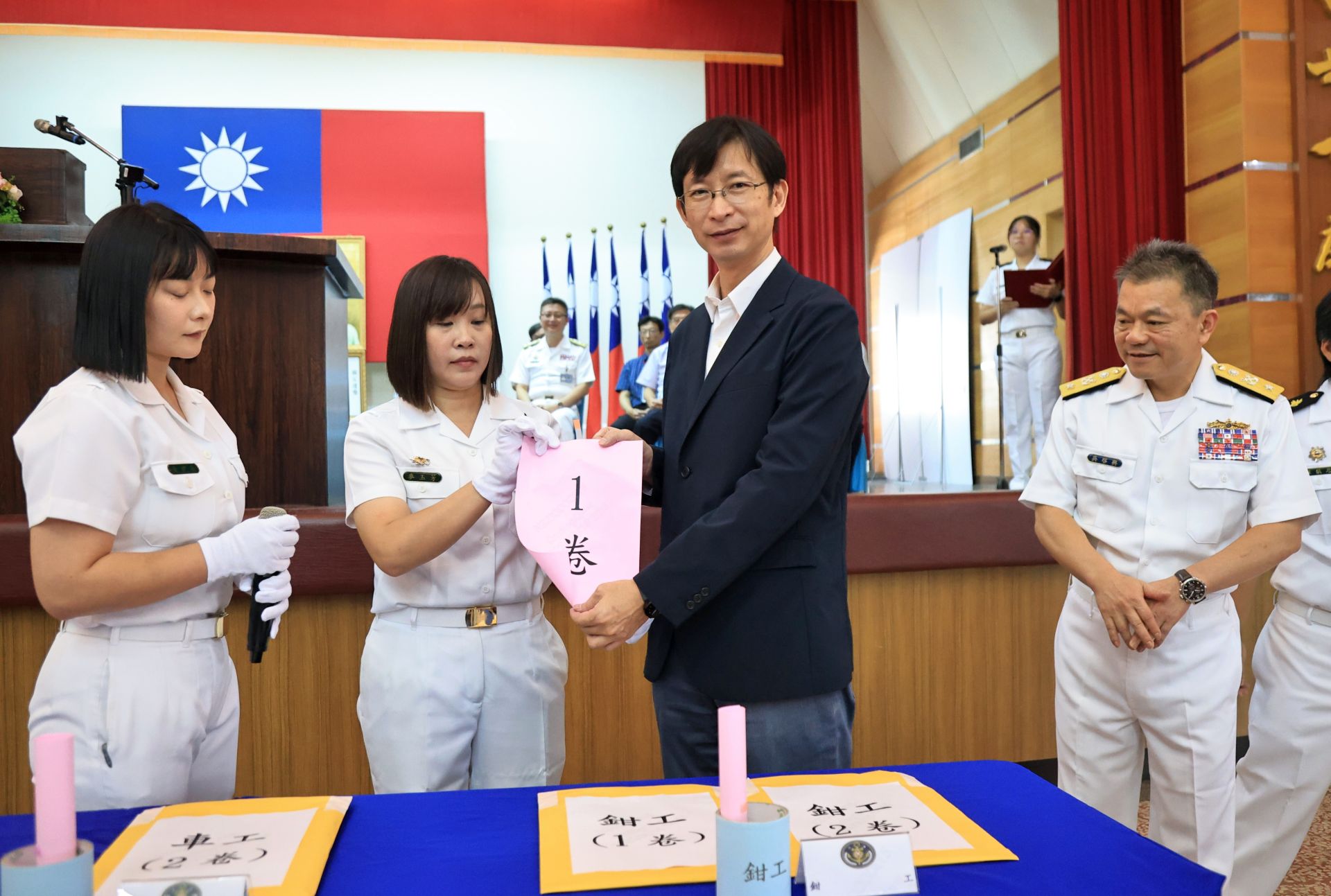 高雄市教育局專門委員張紋誠在開幕典禮中，公開抽出各競賽職種考題。（記者孫建屏攝）