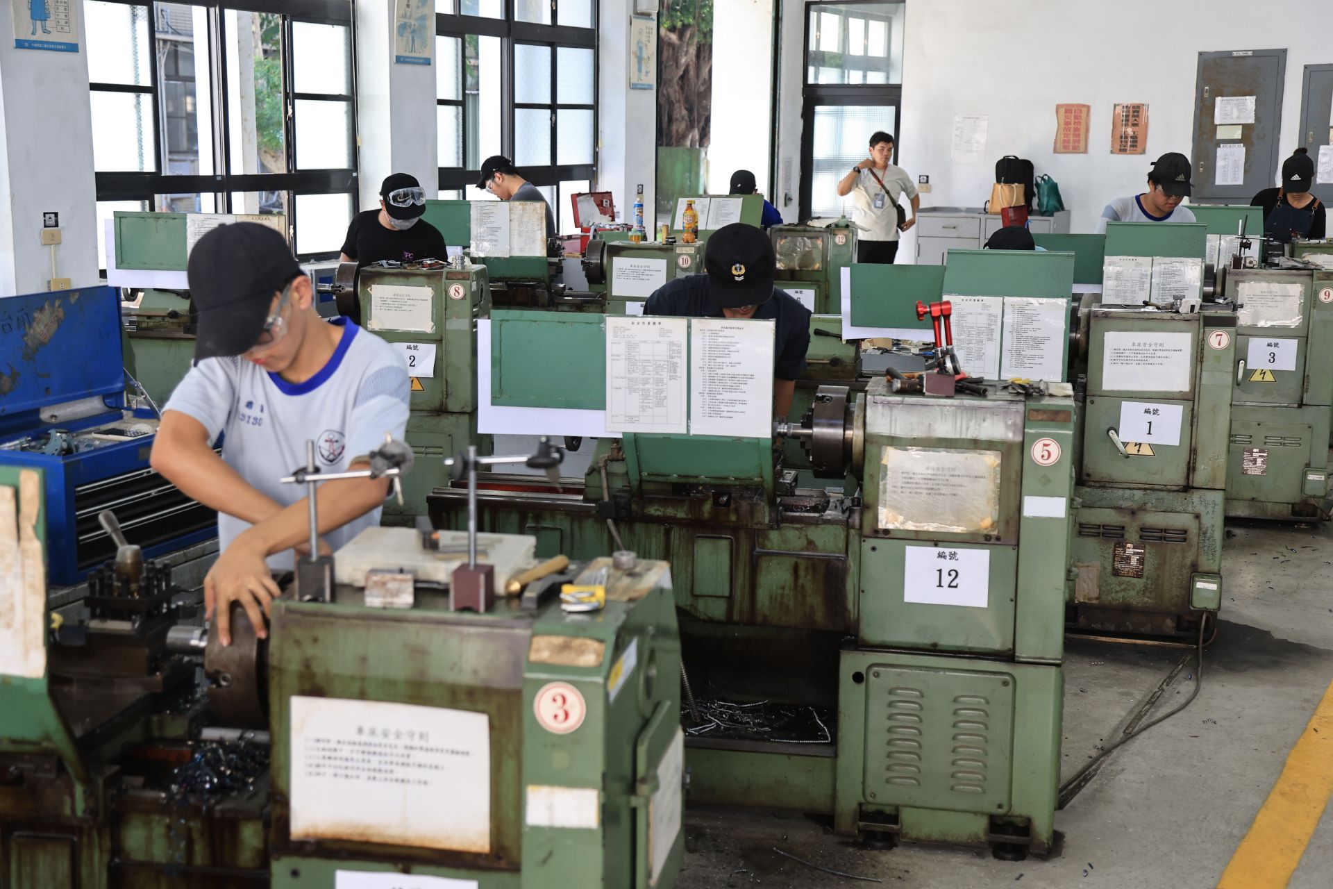 參賽的高中職校學子與海軍官兵在競賽過程中，聚精會神，把握時間運用工具製作成品，為自己及單位爭取榮譽。（記者孫建屏攝）