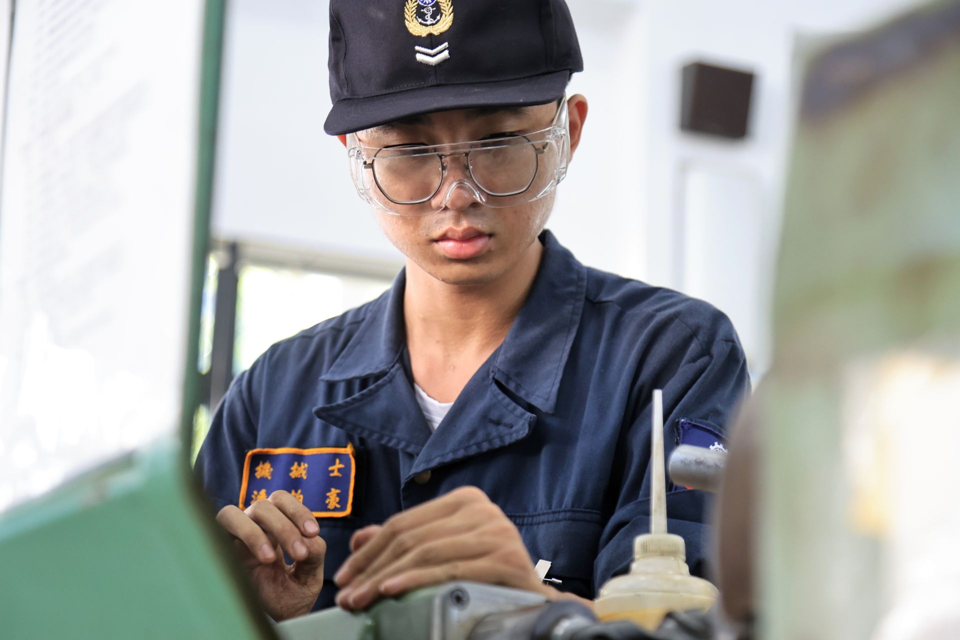 參賽的高中職校學子與海軍官兵在競賽過程中，聚精會神，把握時間運用工具製作成品，為自己及單位爭取榮譽。（記者孫建屏攝）