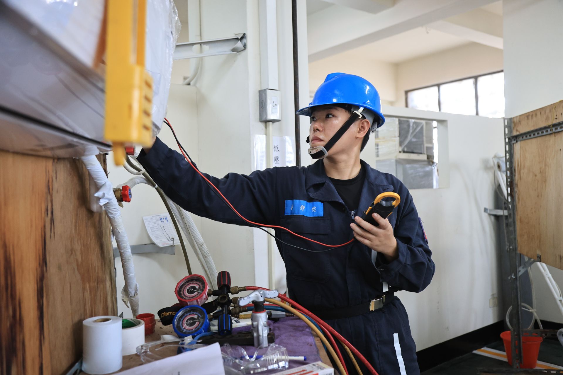 參賽的高中職校學子與海軍官兵在競賽過程中，聚精會神，把握時間運用工具製作成品，為自己及單位爭取榮譽。（記者孫建屏攝）