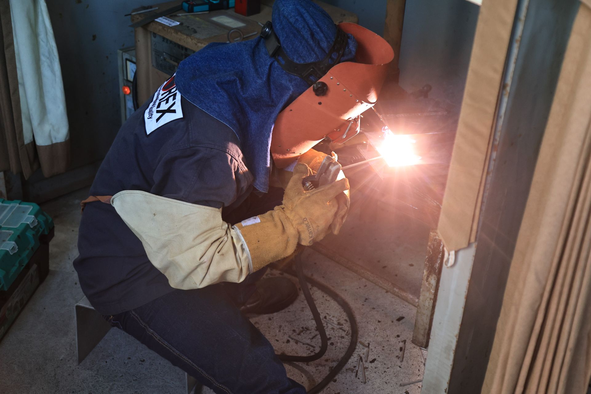 參賽的高中職校學子與海軍官兵在競賽過程中，聚精會神，把握時間運用工具製作成品，為自己及單位爭取榮譽。（記者孫建屏攝）