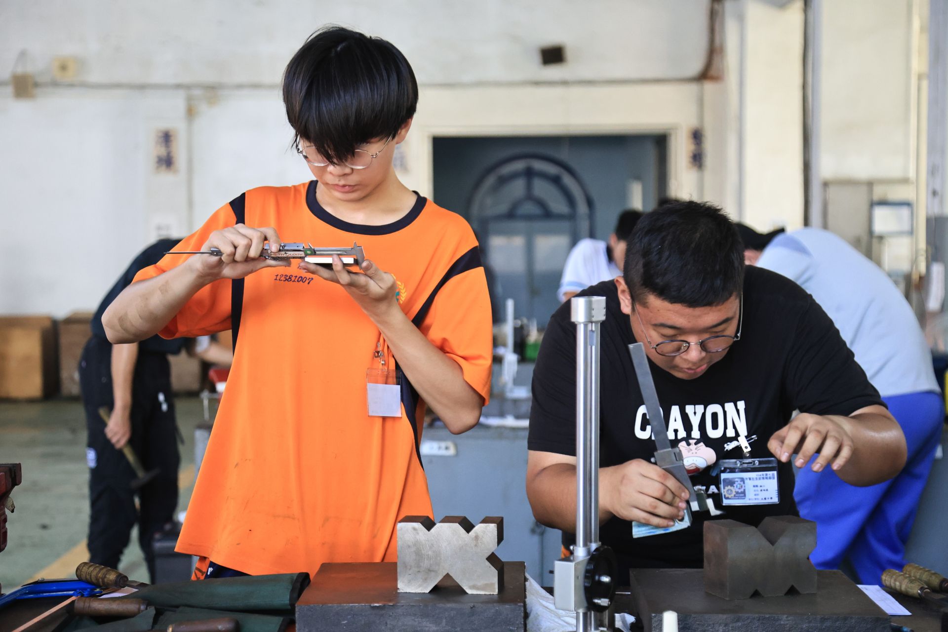參賽的高中職校學子與海軍官兵在競賽過程中，聚精會神，把握時間運用工具製作成品，為自己及單位爭取榮譽。（記者孫建屏攝）