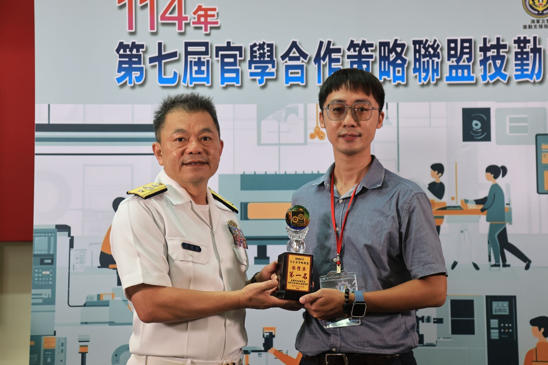 左支部指揮官吳少將在閉幕典禮中，頒發競賽團體成績第1名的成大南工。（記者孫建屏攝）