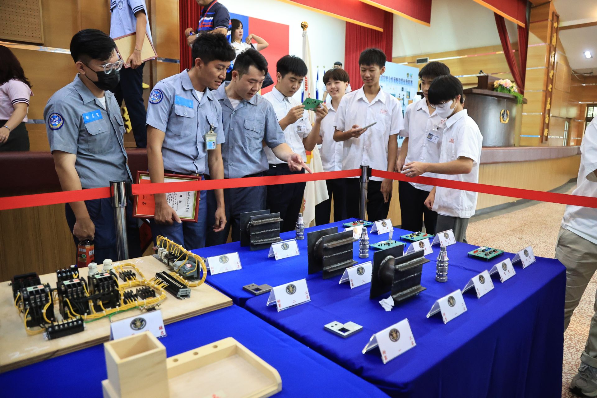 競賽成績優異作品在典禮會場展示，讓參賽選手觀摩交流。（記者孫建屏攝）