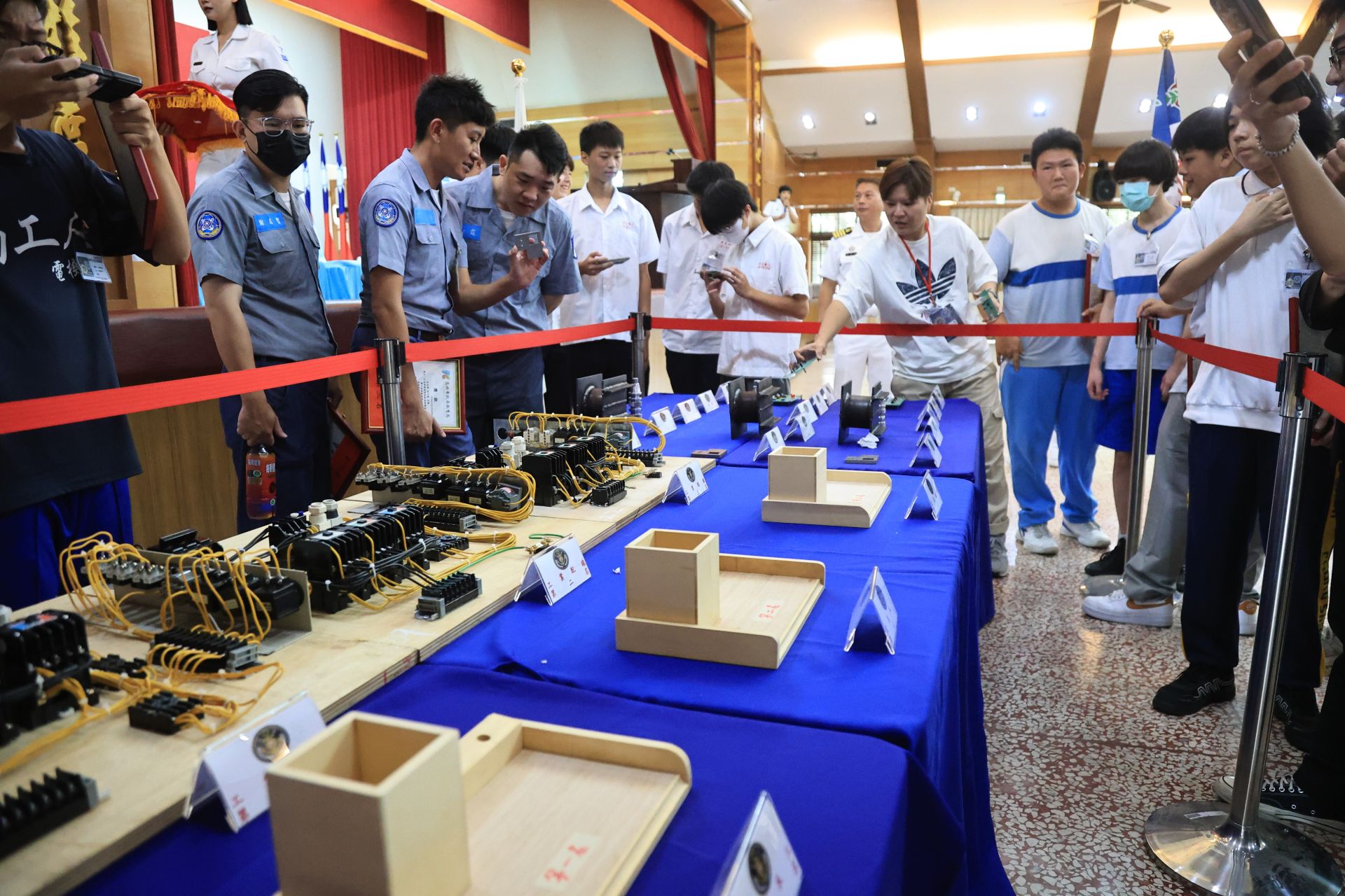 競賽成績優異作品在典禮會場展示，讓參賽選手觀摩交流。（記者孫建屏攝）