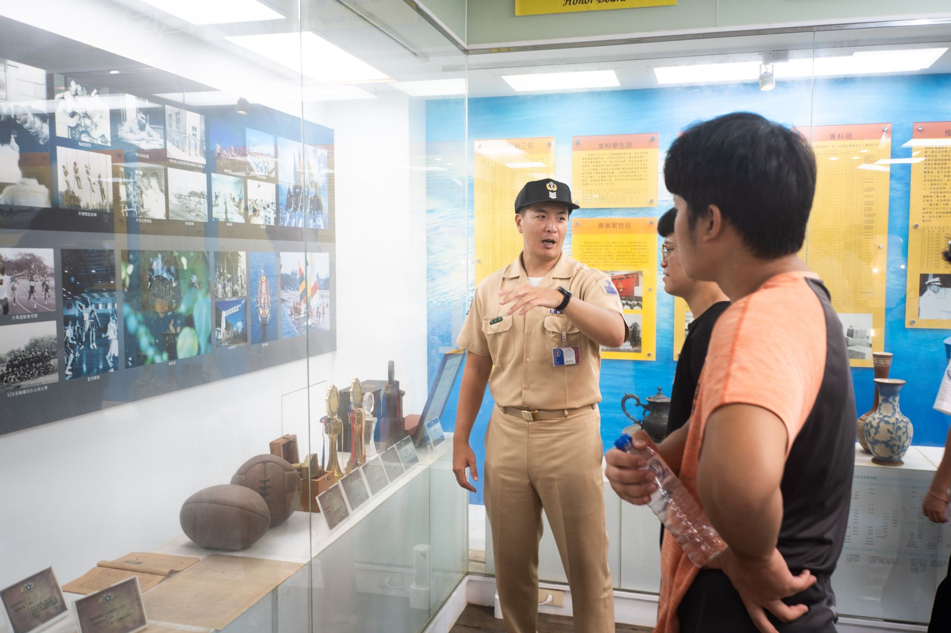 左支部安排參賽學子參觀海軍官校校史館、輪機智能互動教室教育設施和學習環境。（記者孫建屏攝）