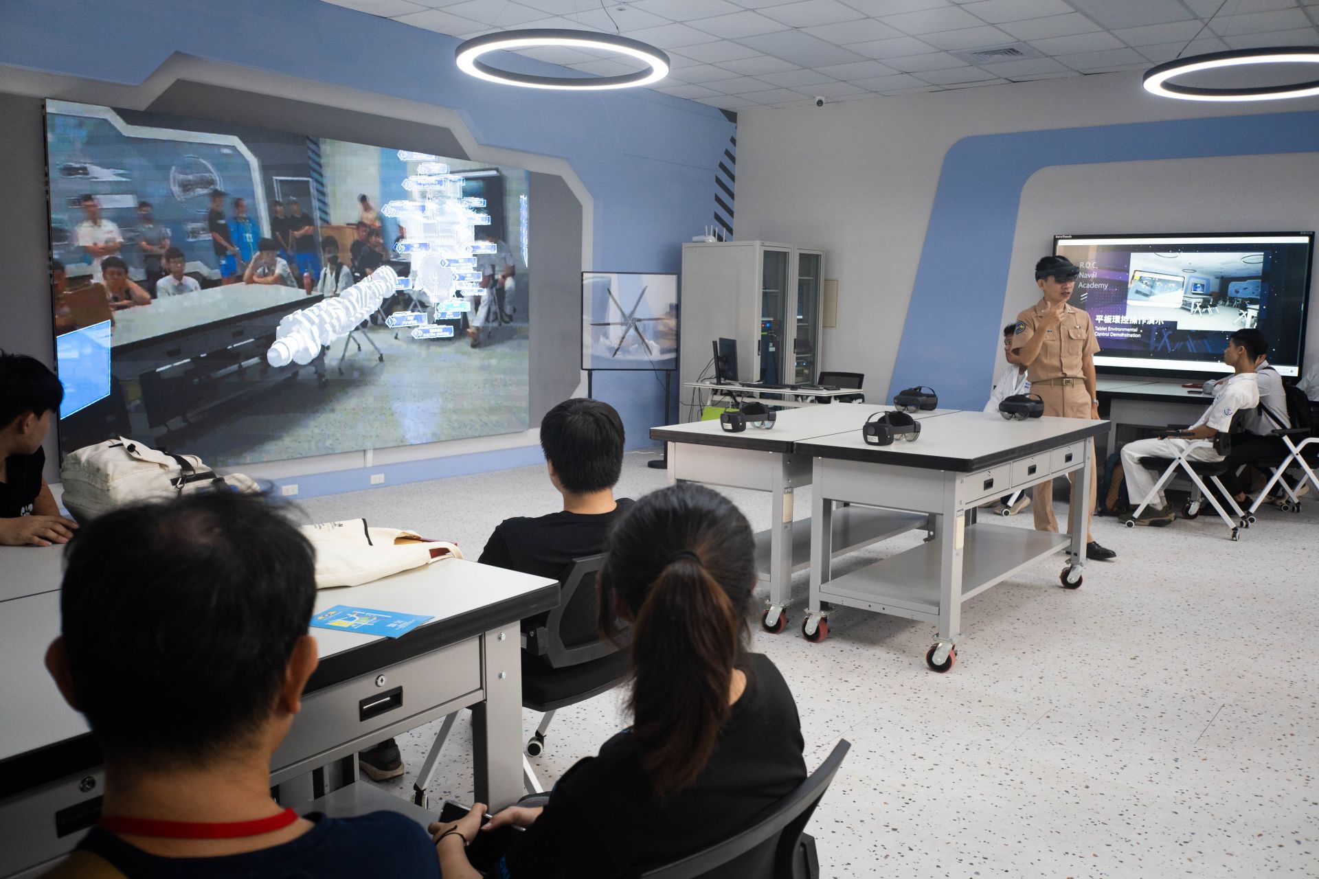 左支部安排參賽學子參觀海軍官校校史館、輪機智能互動教室教育設施和學習環境。（記者孫建屏攝）