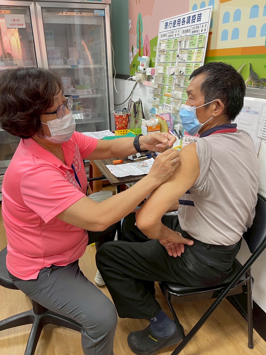 中市府衛生局請符合公費接種資格的族群儘早接種流感及新冠疫苗，以提升自身與家人防護力，共同守護健康。（中市衛生局提供）