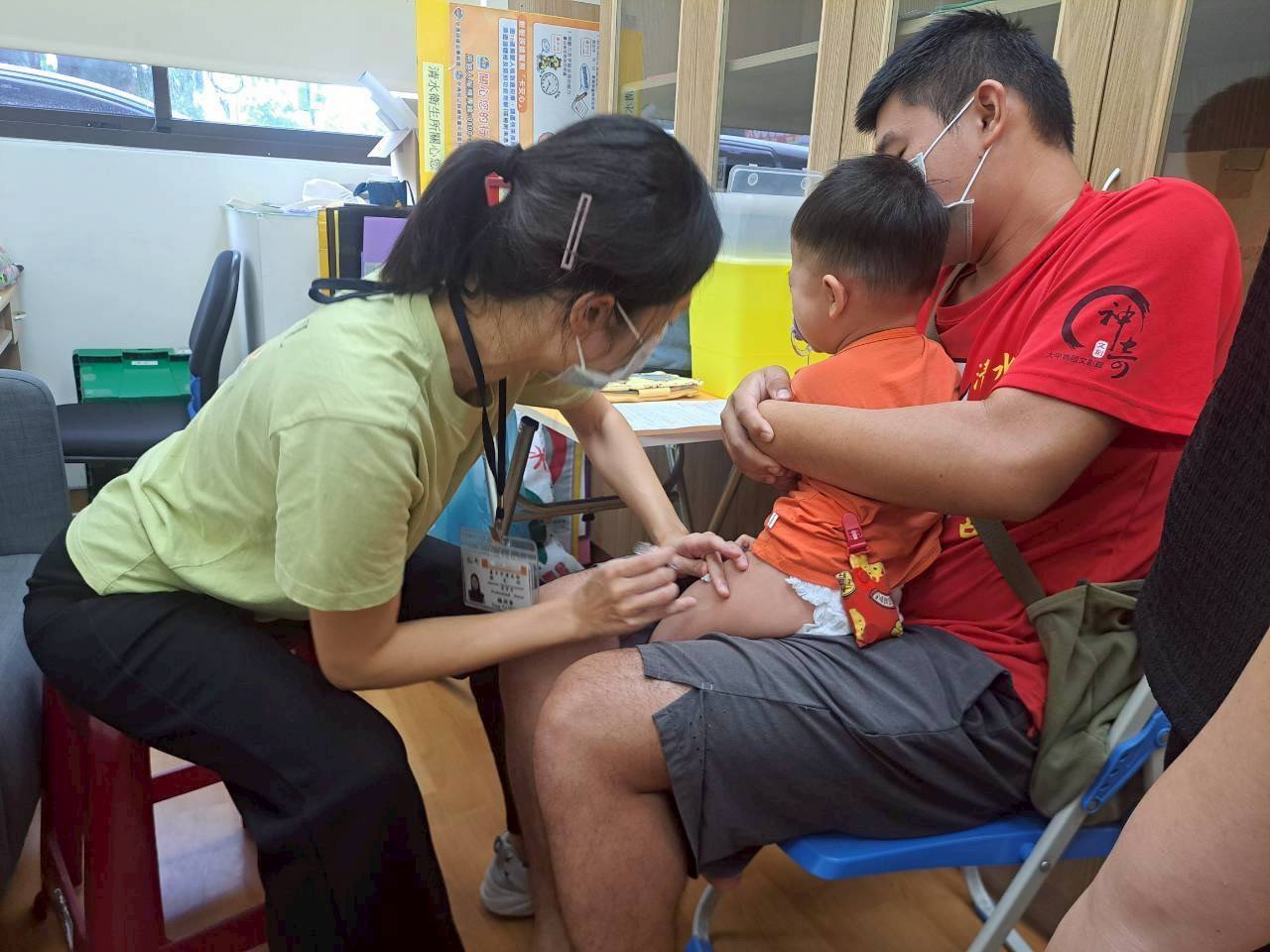 中市府衛生局請符合公費接種資格的族群儘早接種流感及新冠疫苗，以提升自身與家人防護力，共同守護健康。（中市衛生局提供）