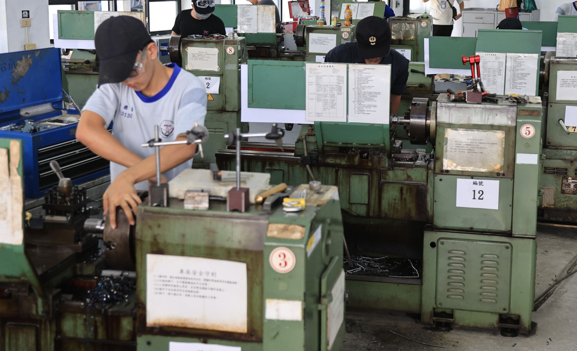  參賽學子與官兵把握時間運用工具製作成品。（記者孫建屏攝）