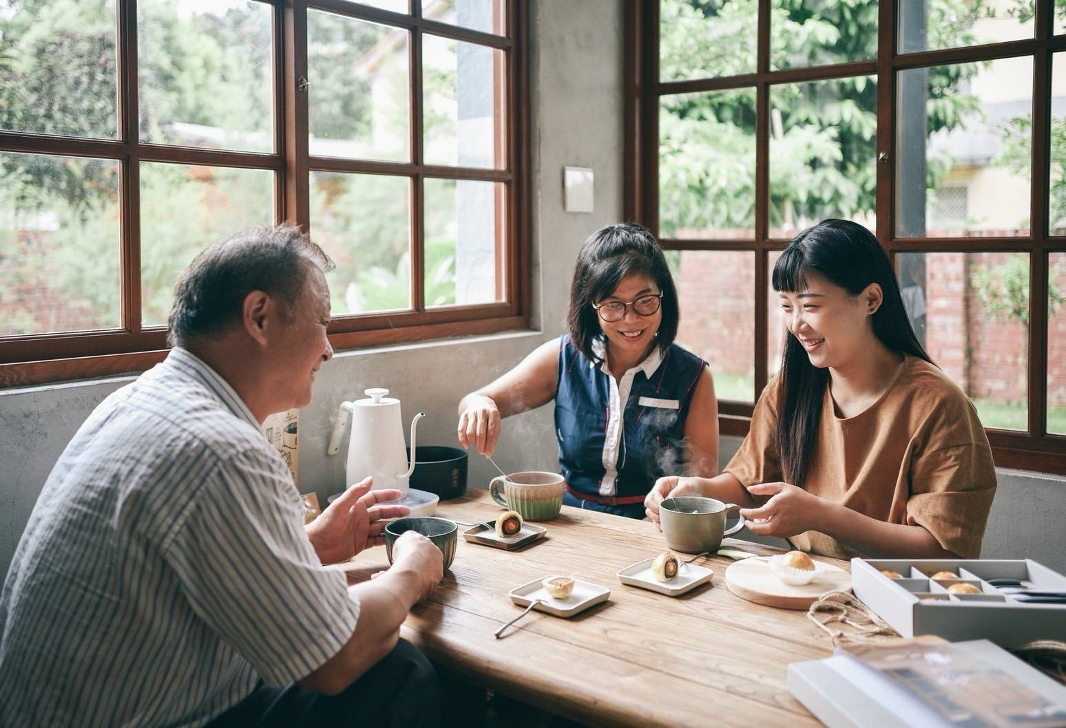 出示市民虛擬卡「丘山茶」內用泡茶享95折優惠。（中市數位發展局提供）