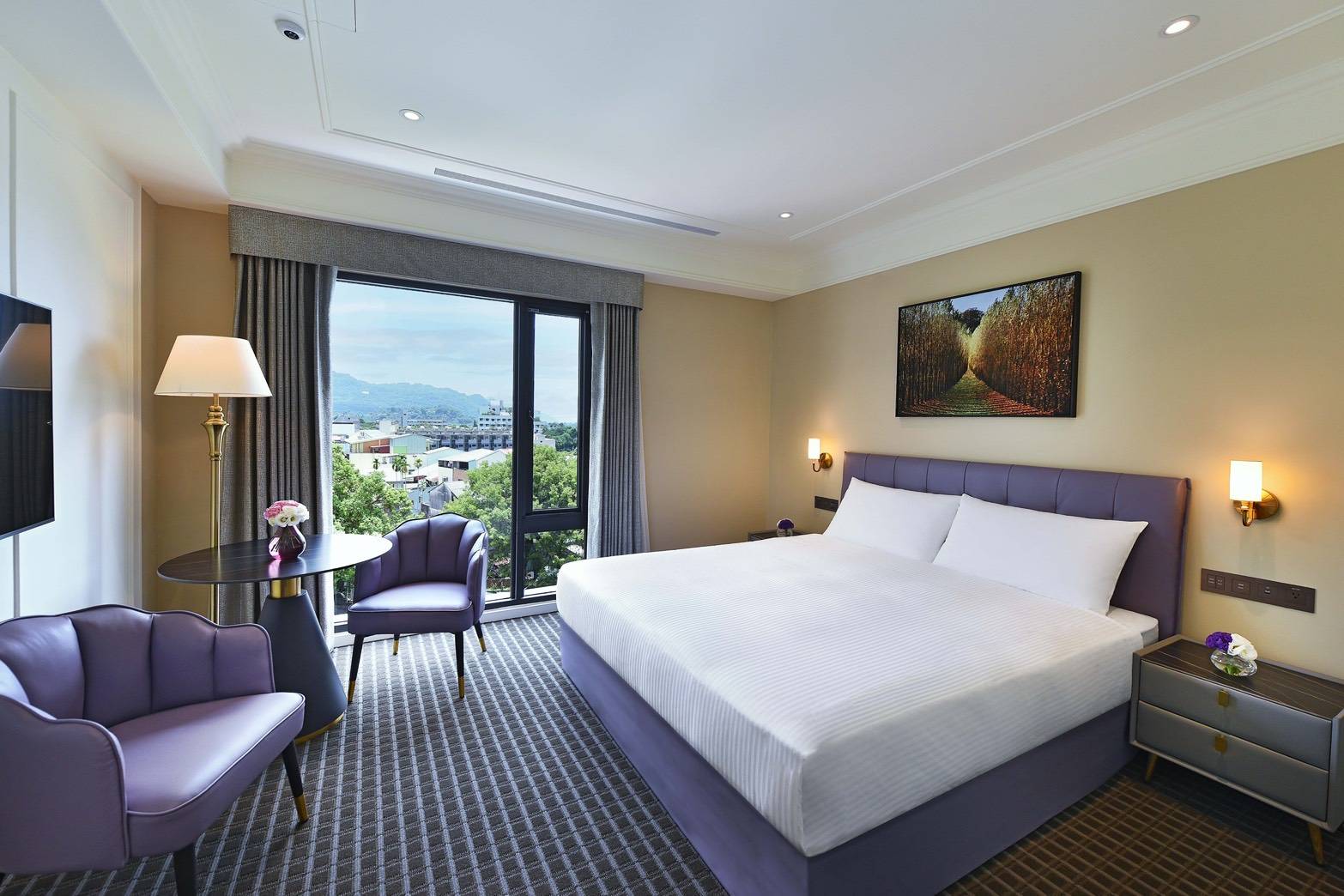 國慶焰火在南投「福容徠旅 水里」出示數位市民虛擬卡享住宿95折專屬優惠。（中市數位發展局提供）