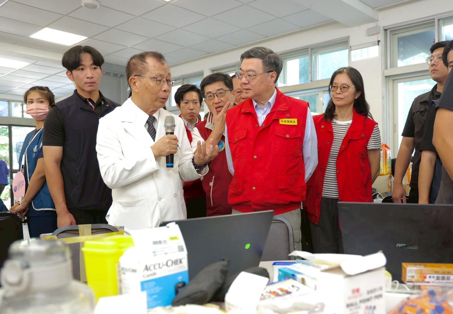 行政院長卓榮泰慰勉醫療站第一線醫護同仁辛勞及防疫貢獻。（行政院提供）