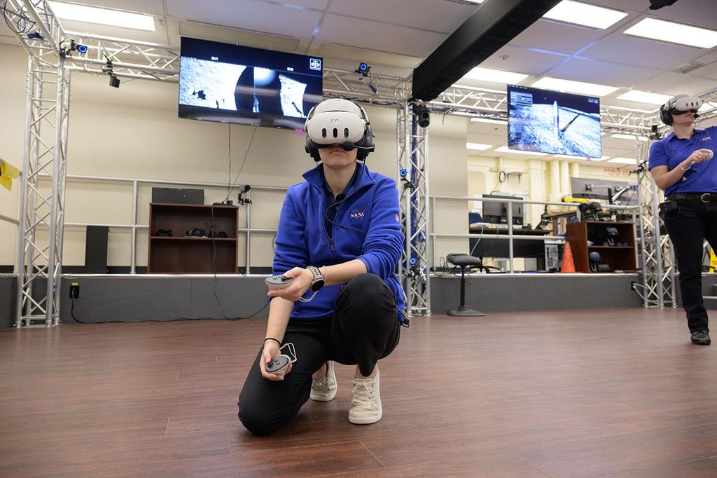 NASA太空人穿戴VR裝置進行訓練，為即將到來的重返月球任務作準備。（取自NASA網站）