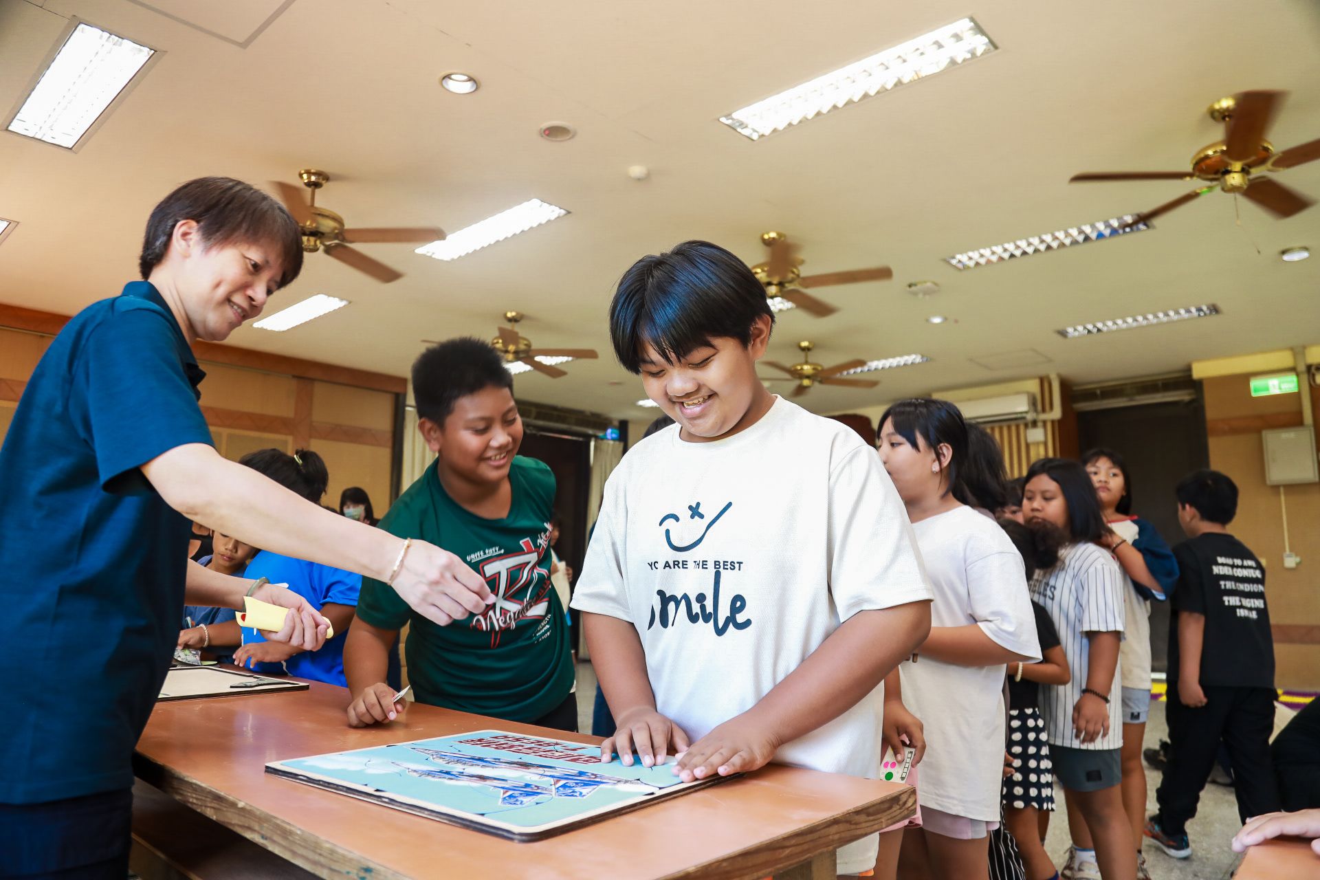 「記憶大考驗」關卡中，學童仔細觀察軍事文創圖卡，學習國防知識。（記者李采霖攝）