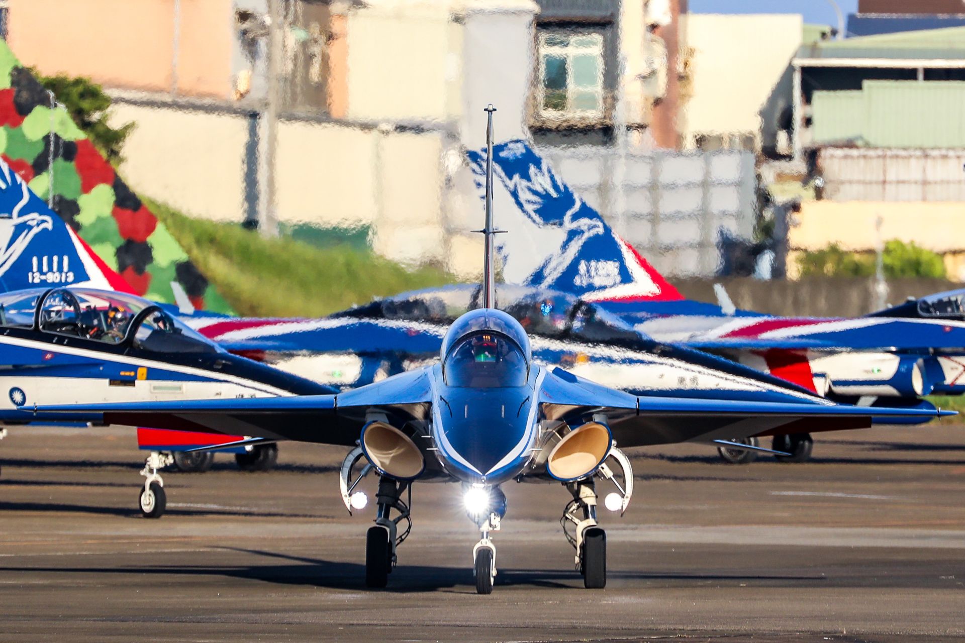 中華民國114年國慶大會明日登場，國慶籌備委員會昨日進行空中全兵力訓練，國軍空中展演部隊展現精實訓練成果。（記者劉程鈞攝）