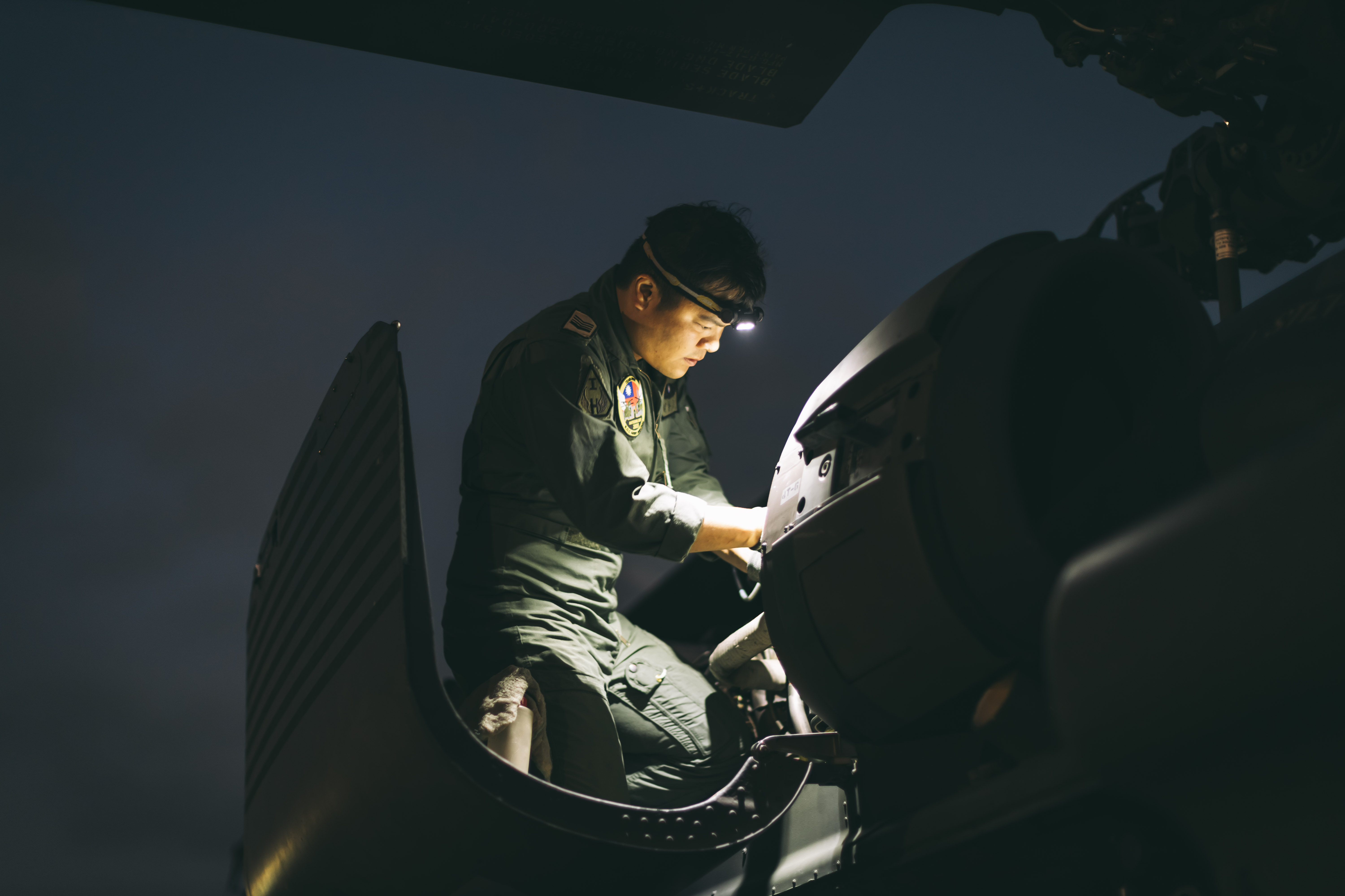 陸航參演機隊官兵，於凌晨時分進行UH-60M飛行前檢查。（記者陳彥陵攝）