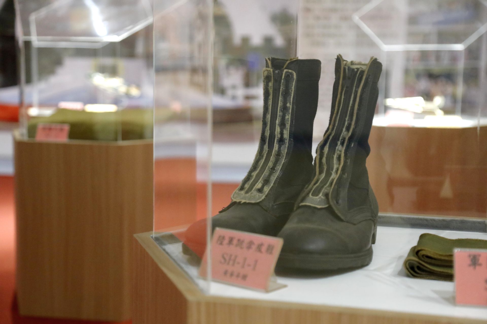 文物展中陳展少見的美製救生衣、S腰帶、水壼、跳傘傘靴等，令人緬懷榮民昔日於軍中服役的情景。（記者孫建屏攝）