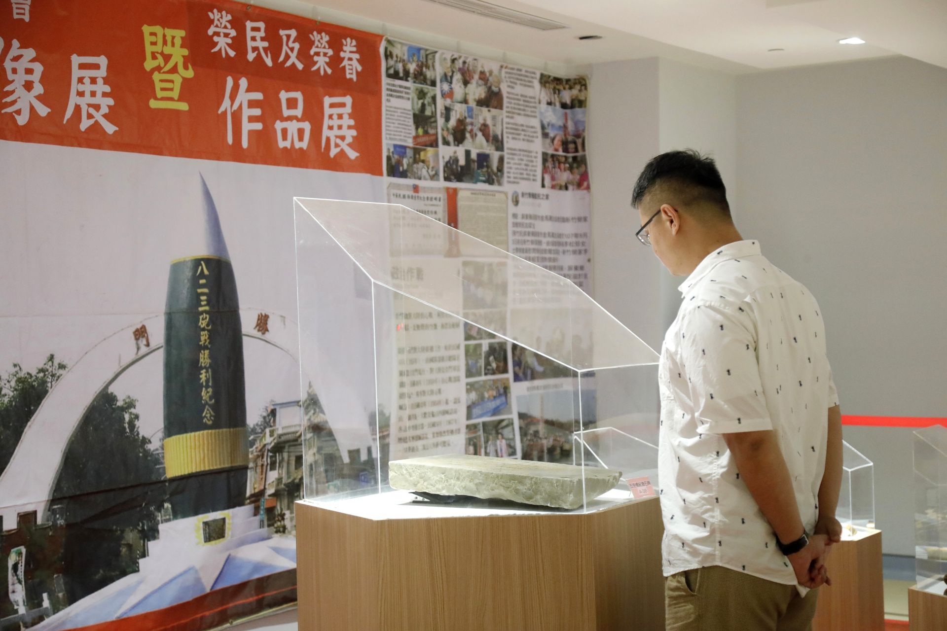 「鐵血歲月‧榮民風華」榮民文物展自即日起至30日止，於屏東榮總5樓展出。（記者孫建屏攝）