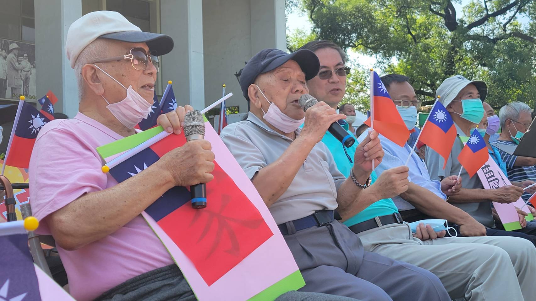 榮家住民長輩與同仁一同高唱愛國歌曲，展現對國家祝福的熱情。（屏東榮家提供）