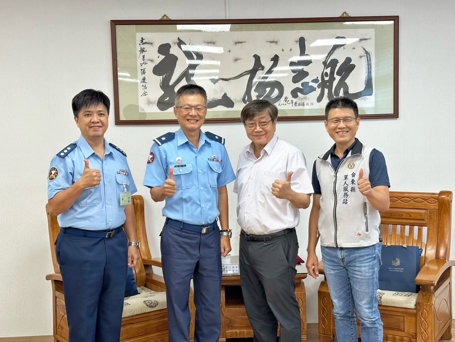 張中元理事長（右二）由臺東縣軍人服務站站長曾仁政（右一）陪同慰訪空軍第7戰術戰鬥機聯隊。（臺東軍友站提供）