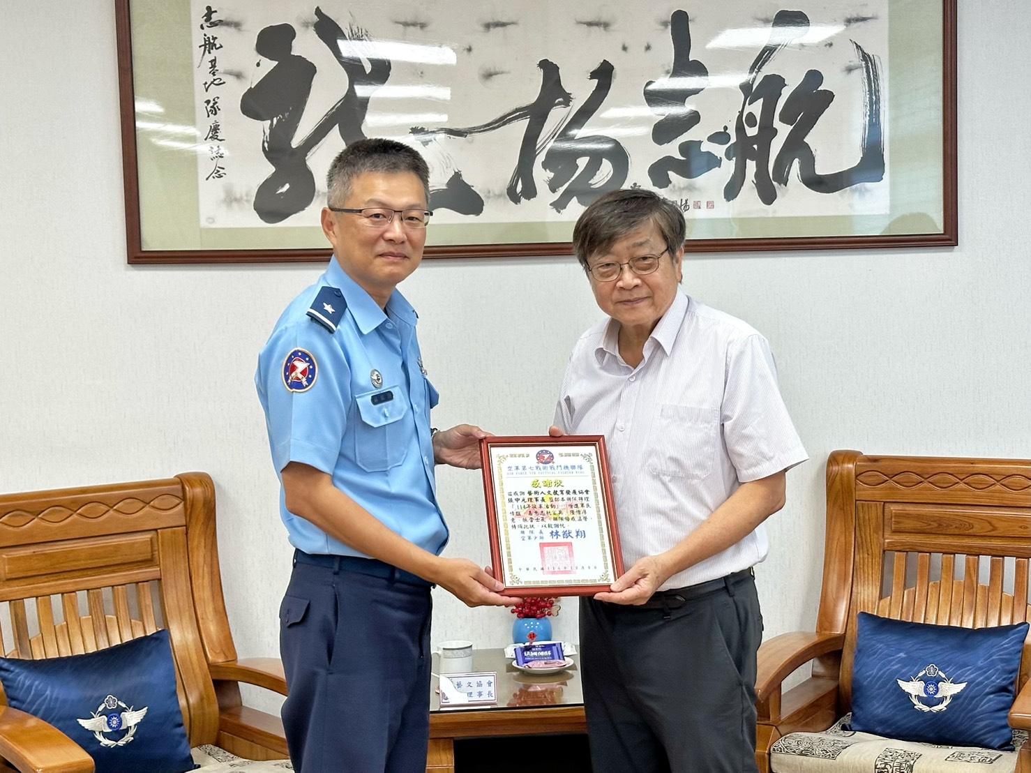 空軍7聯隊聯隊長林少將（左）致贈感謝狀，向蒞部慰訪的張中元理事長（右）表達謝忱。（臺東軍友站提供）