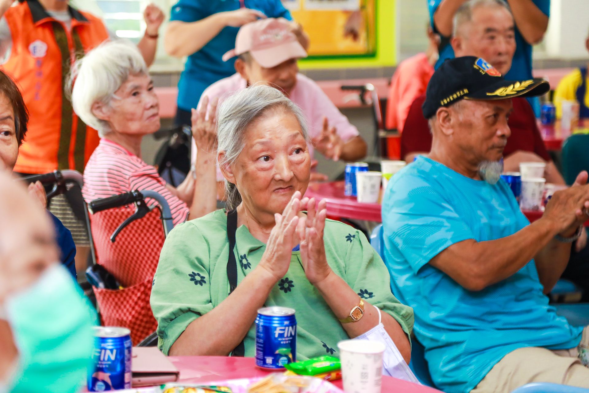  國防部青年日報社前往臺東馬蘭榮譽國民之家舉辦「向榮民致意」活動，現場洋溢歡笑與溫馨氣氛。（記者李采霖攝）
