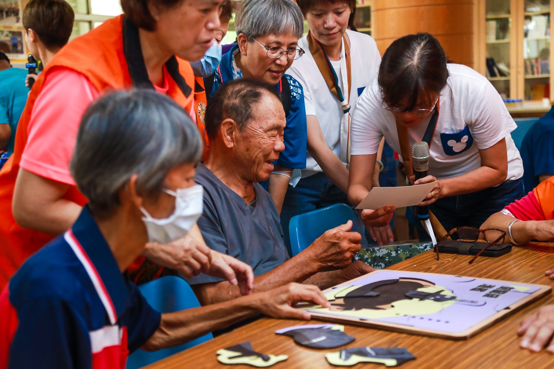  國小學童親手繪製的卡片傳達溫暖祝福，讓榮民倍感感動與欣慰。（記者李采霖攝）