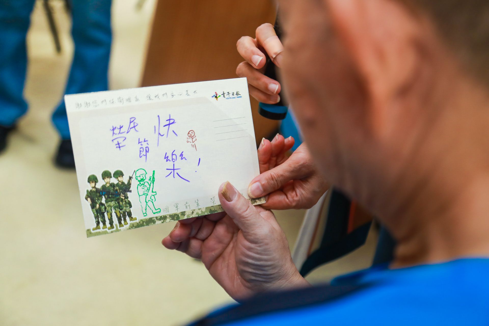  國小學童親手繪製的卡片傳達溫暖祝福，讓榮民倍感感動與欣慰。（記者李采霖攝）