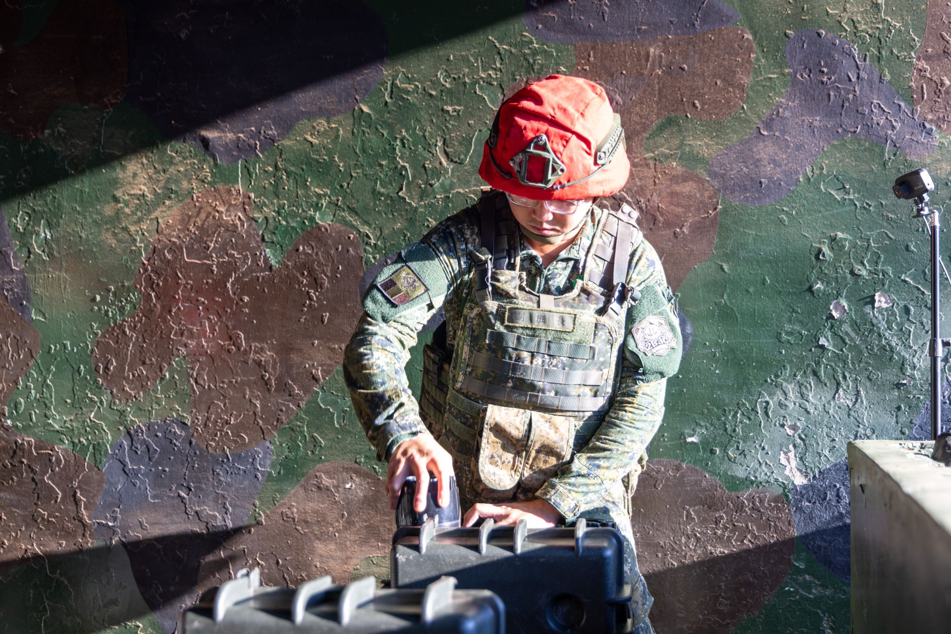 官兵於射擊前完成彈藥鑑濾與提領。（記者劉宸瑋攝）