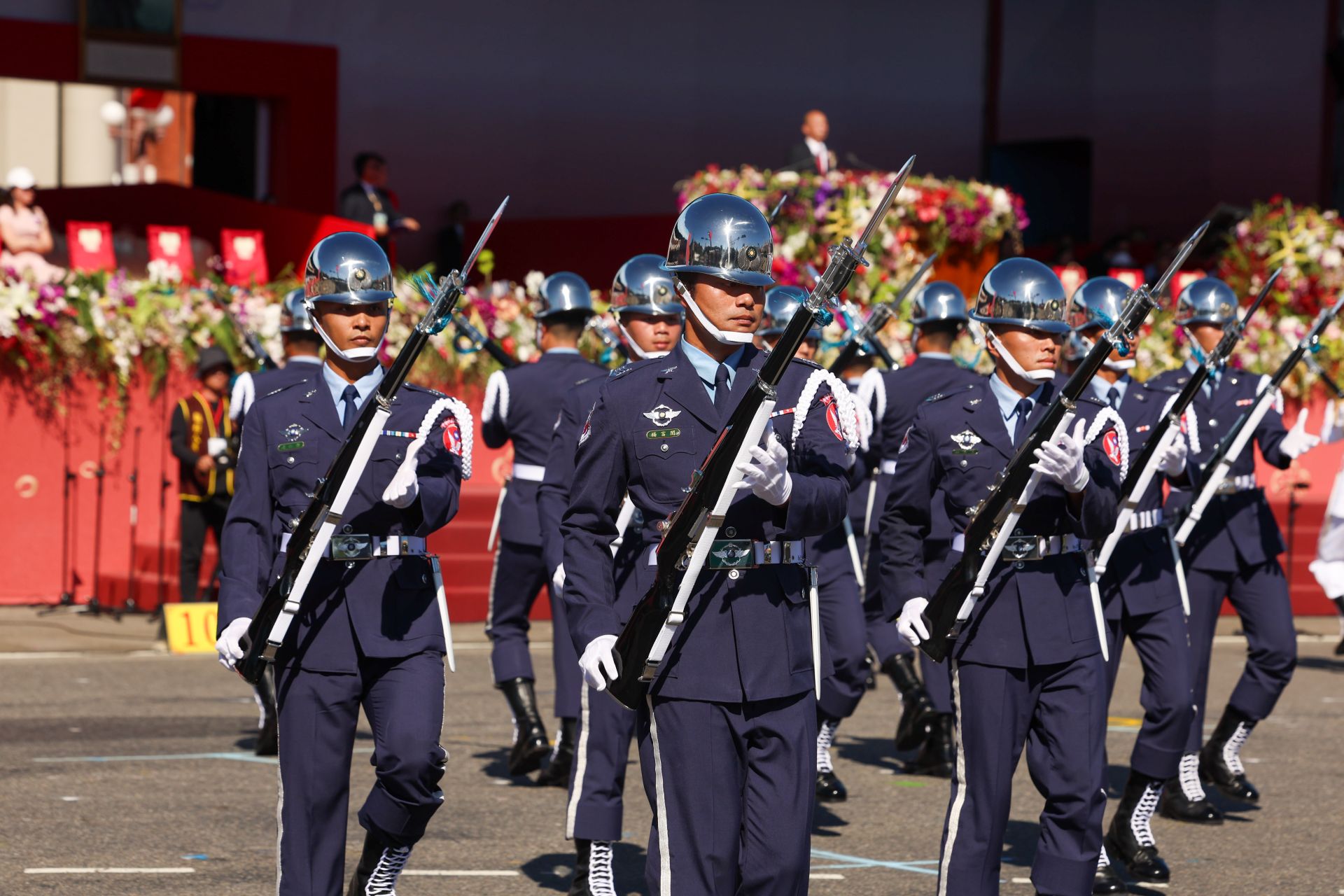 國軍聯合樂隊暨三軍儀隊，結合磅礴音樂與精湛槍法動作，呈現精彩絕倫的表演。(記者林睿奕攝)