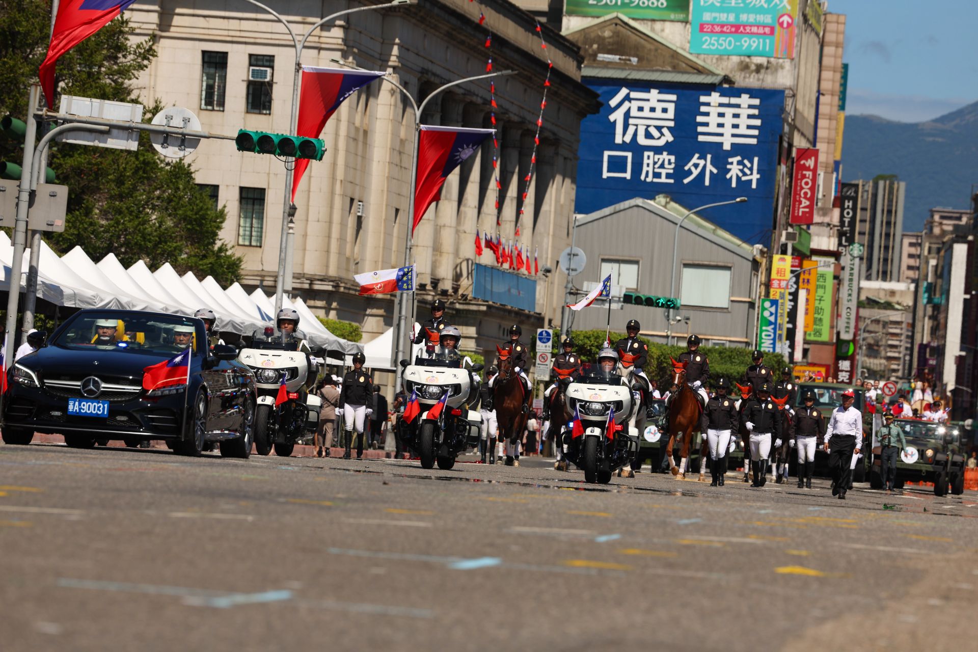 憲兵快速反應連駕駛印地安挑戰者重型機車擔綱前導任務，盛情歡迎今年參與「2025萊茵魯爾世界大學運動會」、「2025成都世界運動會」等國際賽事的選手們，感謝運動英雄們為國爭光！(記者林睿奕攝)