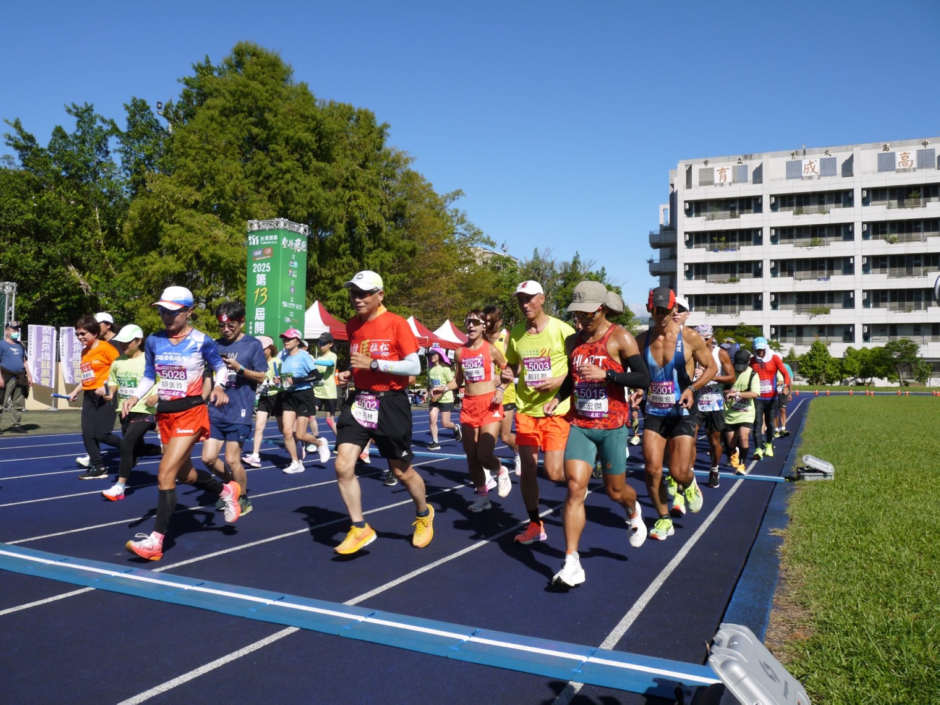 最受矚目的50公里組，領先群的跑者在炙熱陽光下互相激勵、毫不退縮。（中華民國超級馬拉松運動協會提供）