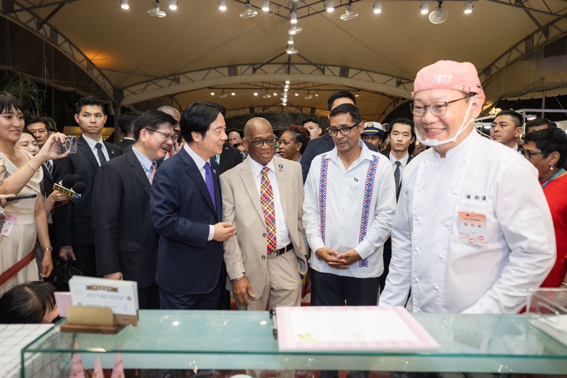賴總統與國內外賓客一同參觀攤位，並品嚐特色小吃。（總統府提供）