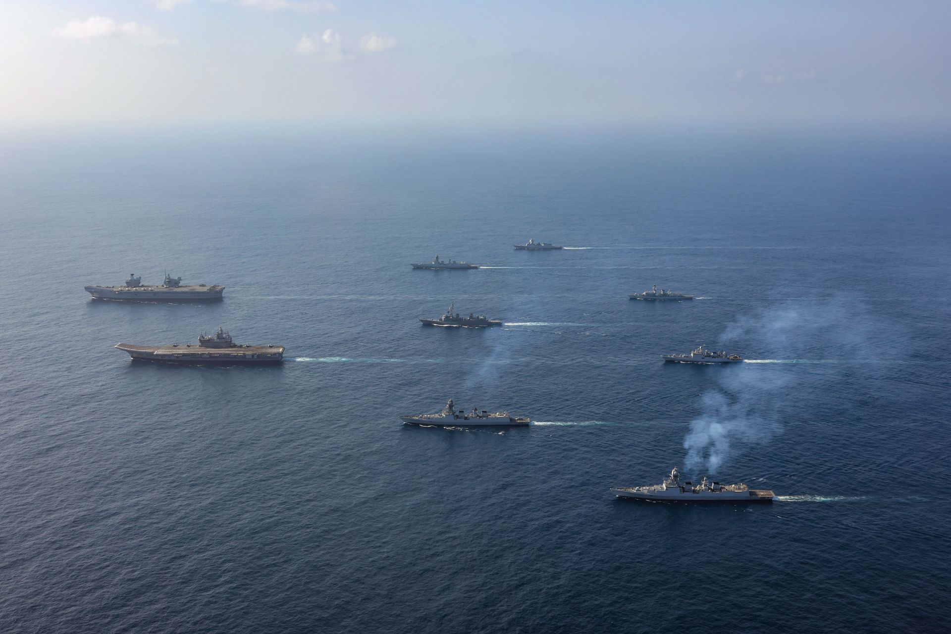 英印航艦率領英國、印度、日本、挪威軍艦聯演，展現跨國協同戰力。（取自英國國防部網站）